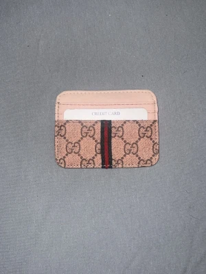 Kvinnlig plånbok från H&M - Riktigt fin plånbok för en fin dag!