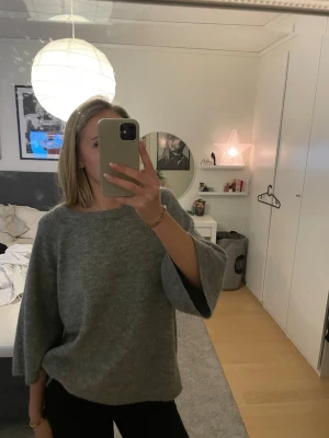 Stickad T-shirt  - Aldrig använd 