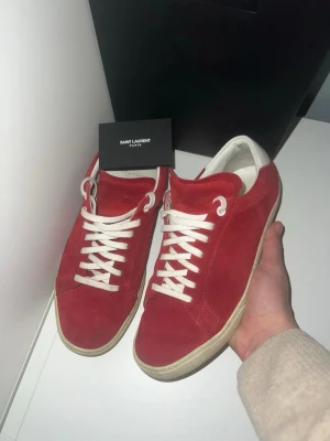 Saint Laurent skor - Säljer dessa riktigt feta Saint Laurent skor!🔴🙌|skick 8/10| storlek 39 känns som 40!| Vid några frågor eller funderingar kontakta oss!🙌