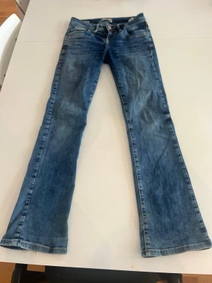 Ltb jeans - Jättefina ltb jeans i fint skick😍 Lite slitna längst ner men absolut inget man tänker på när man har på sig dom❤️Storlek W25 L30