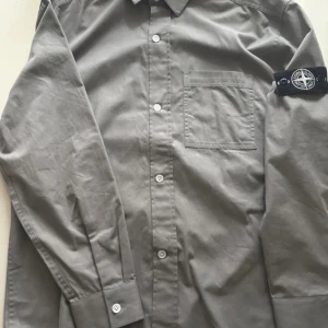Stone island over shirt - Skön stone island over shirt 10/10 skick. Pris kan diskuterasM kan inte garantera äktenskap då den köptes ifrån plick
