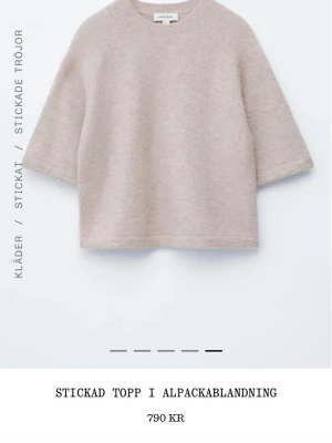 Beige stickad topp i alpackablandning - Säljer en beige stickad topp från Arket i mjuk alpackablandning. Toppen har en boxig passform, halvlånga ärmar och rund halsringning. 