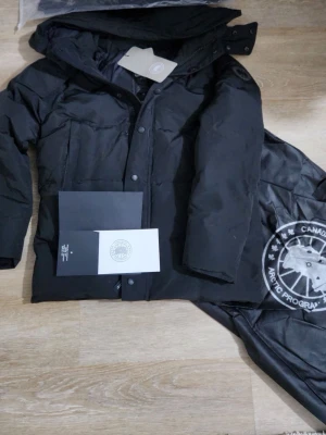 Svart dunjacka  - Säljer en svart dunjacka 