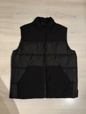 Svart vadderad väst från Zara - Säljer en svart vadderad väst från Zara. Västen är i fint skick och har använts sparsamt. Säljs på grund av garderobrensning. Kom med frågor😃