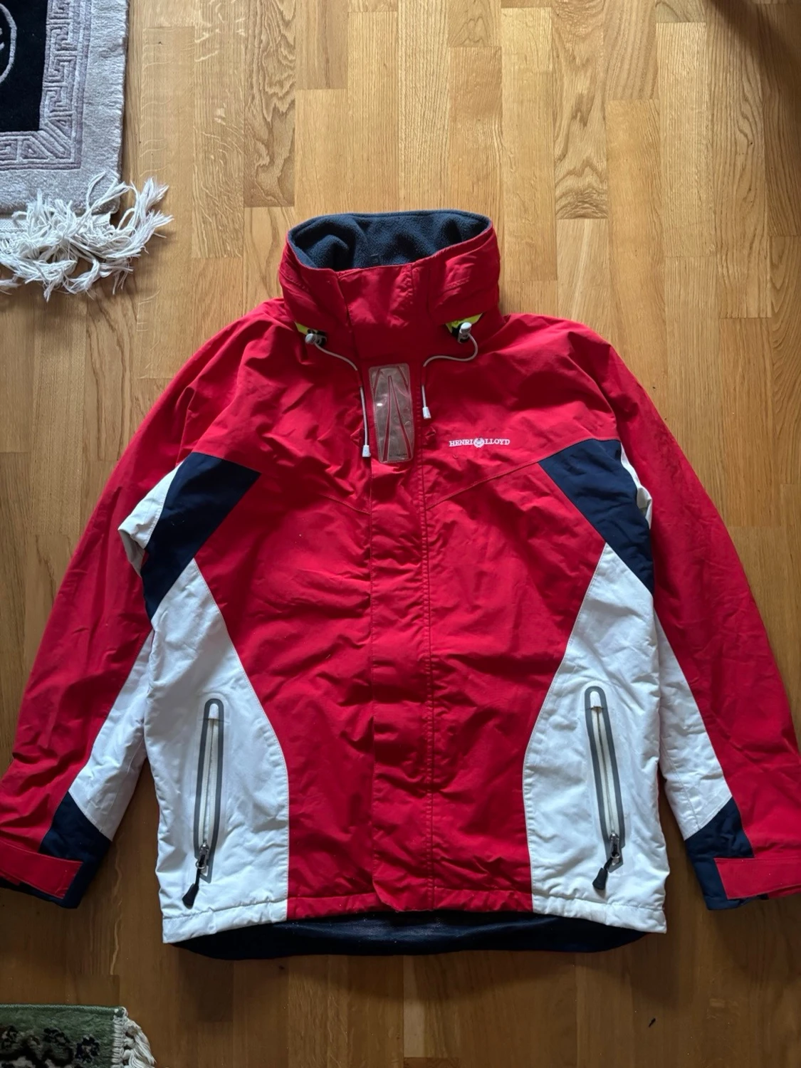 Röd vindjacka seglarjacka från Henri Lloyd - 1