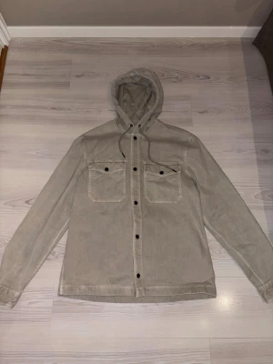 Beige overshirt med luva - Säljer en beige overshirt med luva. Den har aldrig använts och är i nyskick utan några defekter då storleken var för lite för mig. Hör av dig vid frågor!😃