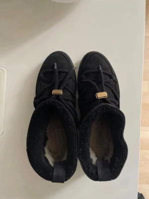 Populära skor från Inuikii - Så sköna skor från Inuikii med en snygg gulddetalj på snörena 💛💛💛Passar 39/40