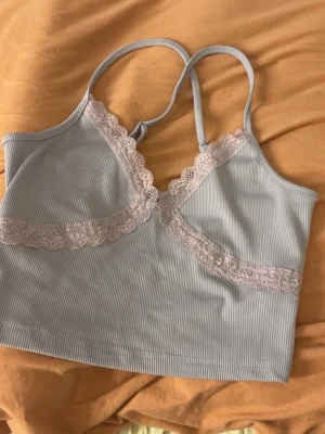 Lila topp/linne - Den är mer lila i verkligheten än på bild!