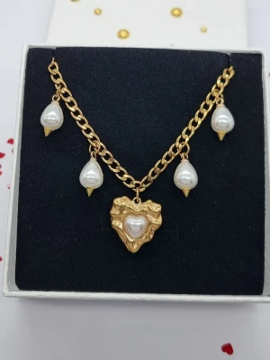 Handgjort halsband med hjärta  - Elegant halsband med hjärta och pärlor.  Kedjetjocklek-4mm 