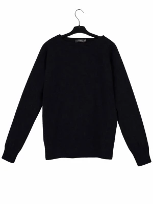 Mörkblå cashmire tröja Oscar Jacobson - Klassisk mörkblå stickad cashmire tröja från Oscar Jacobson, tillverkad i Italien. Tröjan har rund halsringning, långa ärmar och ribbade muddar vid ärmslut och nederkant. Perfekt basplagg för lager på lager och enkel att matcha med allt.
