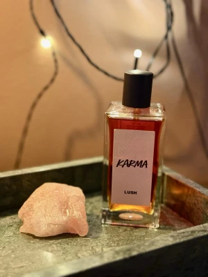 Karma parfym från Lush 100ml - Ikoniska Karma parfymen från Lush.  Doften är handblandad med eteriska oljor och har en oförglömlig magisk kryddig doft. Flaskan rymmer 100 ml och är vegansk samt cruelty free. Knappt använd. Köptes hösten 2025. Tyvärr ingen orginalkartong kvar men ser till att packa den fint ändå ❤️🫶🏼 Nypris; 1100 kr. 