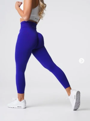 Blå  NVGTN tights cobalt - Supersnygga blå leggings från NVGTN i färgen COBALT med hög midja och tight passform. Perfekta för gymmet eller vardagslooken. Stretchigt material som formar sig efter kroppen och ger en smickrande siluett.