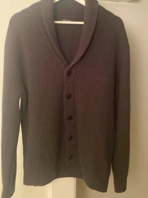 Mörkgrå kofta från Massimo Dutti - Säljer en mörkgrå cardigan från Massimo Dutti. Den är mörkgrå den ser bara brun ut på bilden pga ljuset!