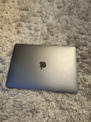 MacBook Air  - Snygg MacBook Air Retina 13-tum från 2018 i Space Gray. Utrustad med 1.6 GHz Intel Core i5, 8 GB RAM och 128 GB SSD. Intel UHD Graphics 617. Kör senaste macOS Sonoma. Tangentbord och skärm i fint skick, inga synliga större repor eller skador. Bara batteriet som inte är så bra. Men går att byta ut.