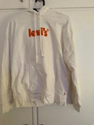 Vit Levis hoodie - Utmärkt skick, väldigt skön att ha på sig o dessutom så är den unik o fin 