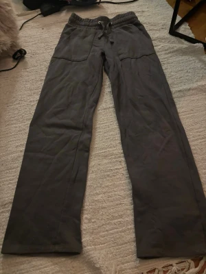 Mjukisbyxor - Grå mjukisbyxor från Lager 157. Storlek Xs, mycket bra skick - inga defekter. (Har klippt bort lappen så att man skulle kunna vika ner kanten på byxorna.)