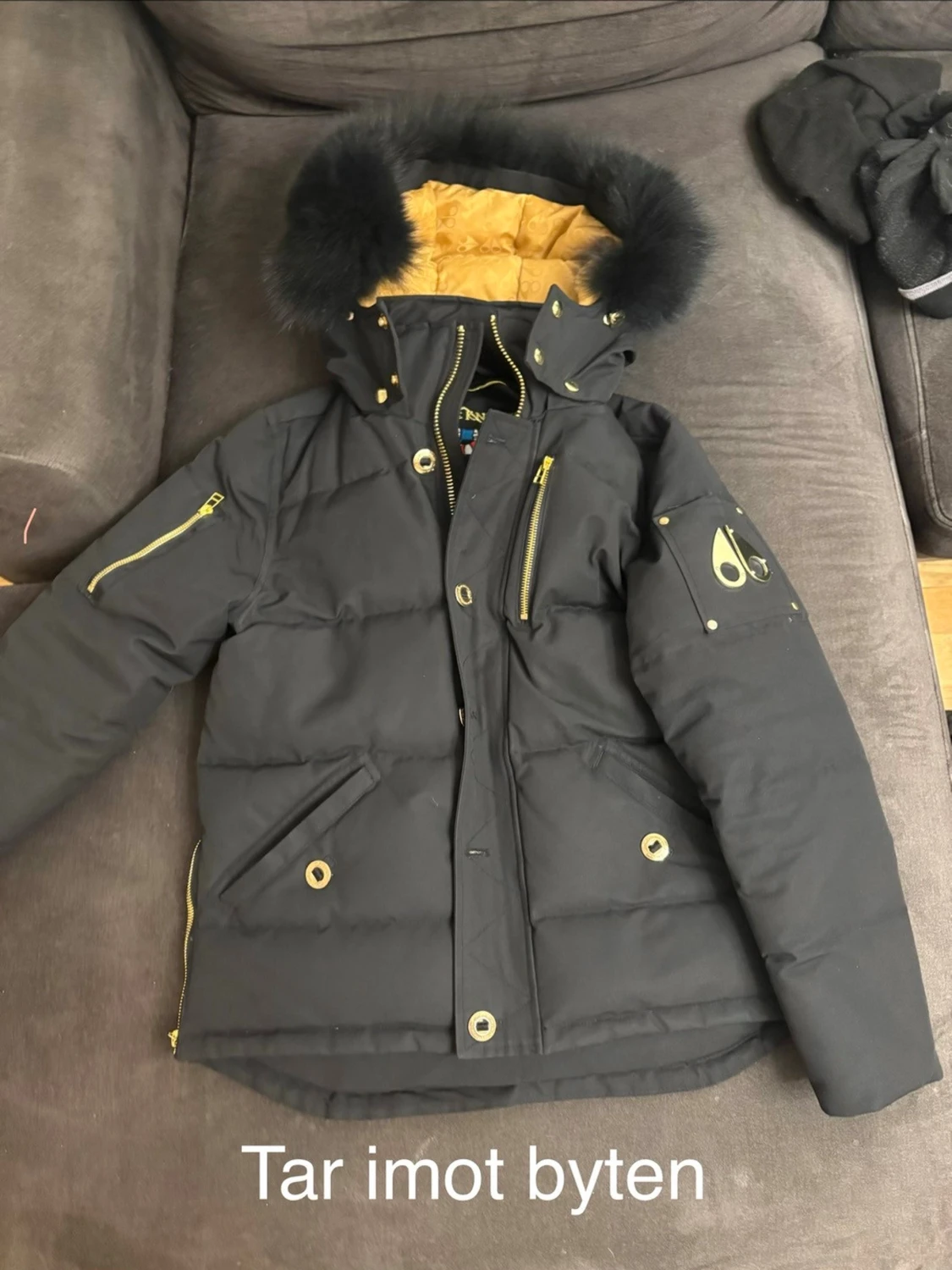 Svart dunjacka från Moose Knuckles Tar imot byte!!