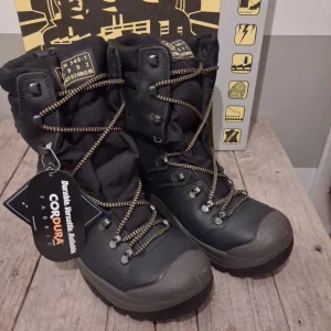 Svarta Grisport kängor med snörning - Grymma svarta kängor från Grisport med robust snörning och slitstark Cordura-tyg. Skorna har detaljer i skinn och syntet, grov platt sula och märkning med Sympatex för extra skydd. Perfekta för dig som vill ha både stil och funktion på fötterna. Ny pris 2200 kr