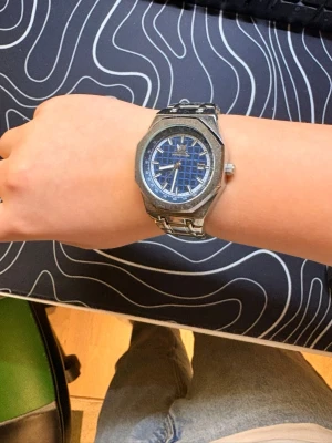 Stilren och tuff klocka i silver! - Stilren klocka med blå urtavla och silvrigt armband i metall. Klockan har en oktagonal boett, tydliga indexmarkeringar och datumvisning. Perfekt accessoar för dig som gillar sportig men ändå klassisk stil. PRIS ÄR INTE HUGGET I STEN! Tveka inte om att skriva!💕