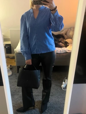 Blå broderad blus med knappar - Säljer en jättefin blus från Only i storlek XS 🤍 Den är både snygg och bekväm, vilket gör att den passar perfekt till skolan, men också till finkvällar när man vill vara lite extra uppklädd ✨  Superenkel att matcha med t.ex. jeans till vardags eller kjol/byxor + smycken för en mer festlig look!  ✅ Storlek: XS ✅ Märke: Only ✅ Skick: fint skick (inga fläckar eller hål)  Säljer pga kommer inte till användning längre. Hör av dig om du vill ha fler bilder eller mått! 🌺
