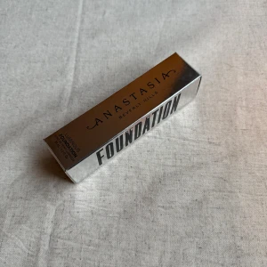 Anastasia Luminous Foundation 210N - Luminous Foundation från Anastasia Beverly Hills i nyansen 210N. Ger en naturlig, glowig finish och passar dig som vill ha en fräsch bas. Perfekt för att skapa en jämn hudton med lyster🌸 Säljer då färgen inte passar mig. Endast provad, använt 3-4 pump. 