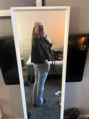 Brun poncho - Säljer en jättefin kofta/poncho från Missäy i storlek XS 🤍 Den är supermysig och perfekt att slänga över en outfit när man vill känna sig både bekväm och fin!  Passar lika bra till en myskväll hemma, som att klä upp med smycken och en väska för en mer stylad look ✨ Funkar även toppen över en klänning eller ett enkelt set!  ✅ Storlek: XS ✅ Märke: Missäy ✅ Modell: kofta/poncho ✅ Skick: fint skick  Säljer då den tyvärr inte kommer till användning längre. Skriv om du vill ha fler bilder eller mått! 