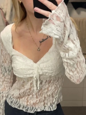 Spetsblus - Jättefin vit spetsblus från nelly i storlek XS☺️ säljer pga att den ej passade mig