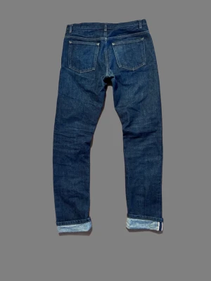 Mörkblå selvedge A.P.C. Jeans - Snygga mörkblå selvedge jeans mef klassisk femficksdesign. Jeansen har raka ben och tydliga kontrastsömmar. Perfekta för dig som gillar en clean och tidlös look.