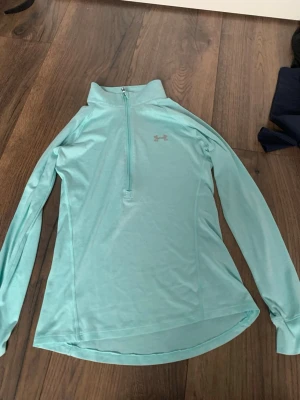 Ljusblå träningströja  - Aldrig använd av mig! Väldigt bra skit jag skulle säga den e stor i storlek!🩵