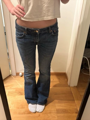 Lågmidjade bootcat jeans  - Lågmidjade bootcat jeans från Weekday, strl 28/32