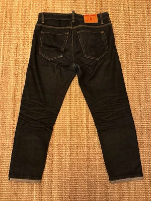 Selvage jeans - Nu säljer vi dessa limited edition selvage jeans från Kings Of Indigo. Det är 16 oz selvage, och storleken är W33 L32! Inga defekter finns och de är i mycket fint skick. Sparsamt använda och kan få otroligt feta fades! Mvh Garçon Studios