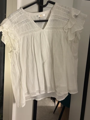 Vit blus - Jätte söt blus från gina young med volang ärmar och linne material. Den är knappt använd och i jätte bra skick, pris kan diskuteras 💕