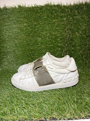 Valentino Garavani vita sneakers - Feta valentino opens i storlek 39, helt äkta 🤩🔥