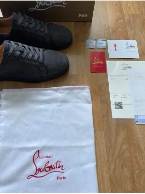 Louboutin skor  - Hej säljer mina Louboutin skor på grund av att jag köpte i fel storlek 