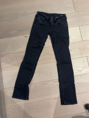 Svarta pepe jeans med dubbla knappar - Svarta pepe jeans i storleken 26/32. Har använts ett par gånger men är i nytt skick