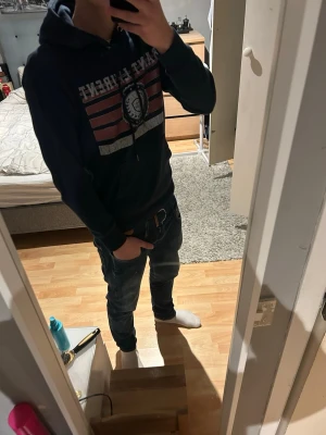 Saint Laurent hoddie  - Säljer en mörkblå Saint Laurent hoddie. Passform skulle jag säga är bra på mig som är 177. Den är i storlek S 