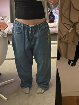 Butter baggy jeans blå - Butter baggy jeans -very baggy fit. Knappt använda, väldigt bra skick, svaga tecken av användning, i storlek 36 (tror att det är unisex modell) jag är 166cm ungefär som referens❣️