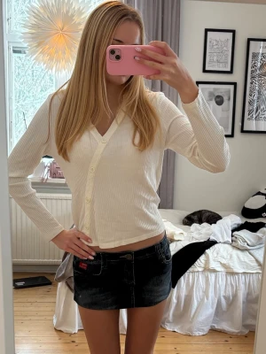 Vit topp - Krämvit topp med knappar i fint skick. Finns ingen lapp men skulle säga att det är xs-s💕