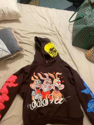 Drake konsert merch x Gruppovava - Exklusiv Drake hoodie från hans Europa tour, Hoodien går för cirka 10-15 tusen på stock x. Priset kan diskuteras samt trades kan vara intressant 