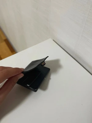 Svart I-CLIP plånbok - Minimalistisk svart plånbok från I-CLIP med plats för kort och sedlar. Smidig och kompakt design som gör det enkelt att ta med sig det viktigaste. Perfekt för dig som vill ha en stilren och modern accessoar i fickan.