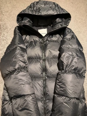 J.Lindeberg jacka - J. Lindeberg jacka. Storlek: XS passar S/M. Skick: Jackan är helt nya och kom med tags! Vid fler frågor/bilder är det bara och höra av sig.