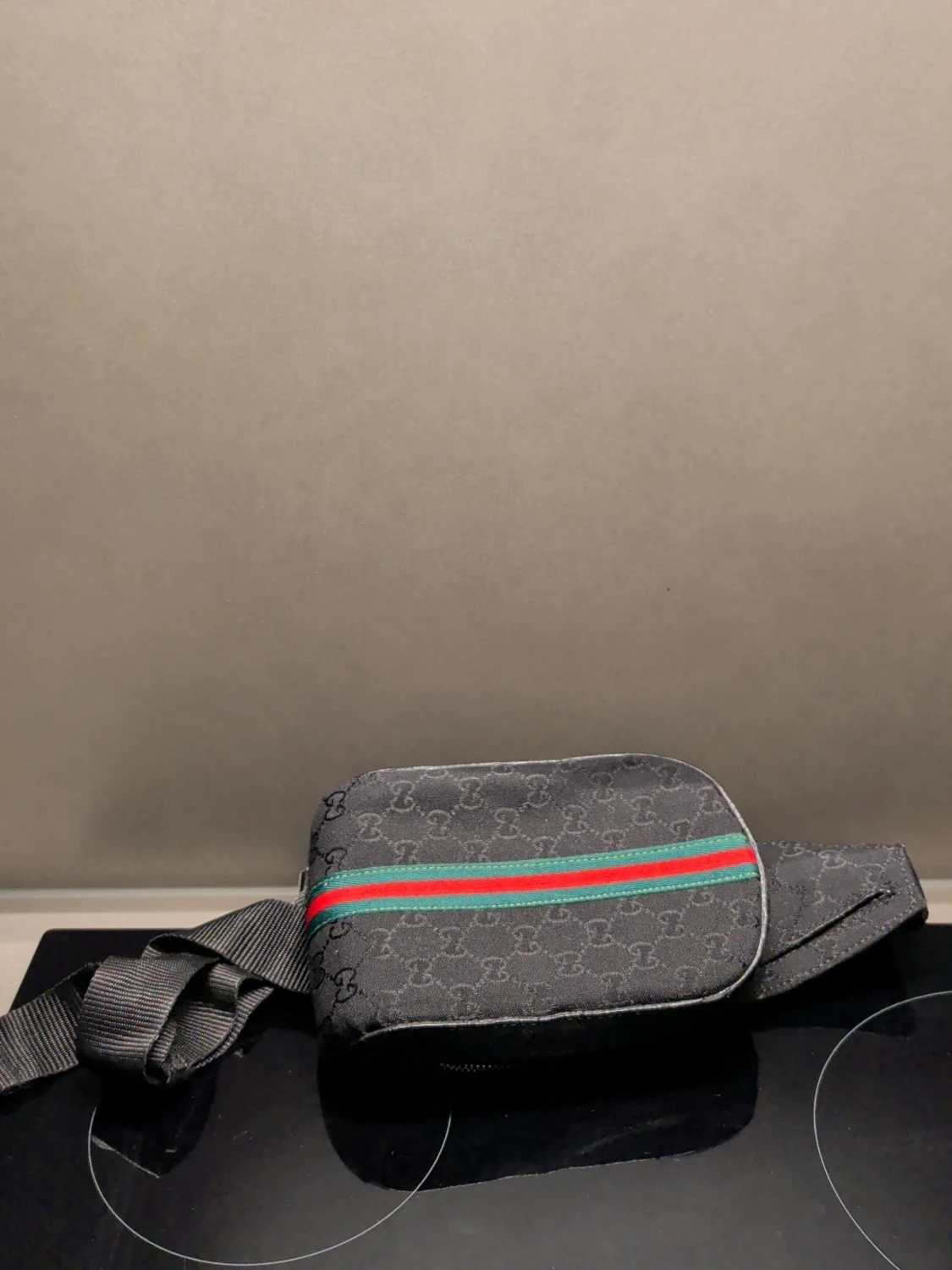 Svart axelväska med mönster