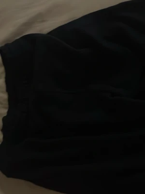 Marinblå shorts från FILA - marinblå shorts från FILA med broderad logga på benet. Används sällan, perfekt för att använda hemma eller på sommaren 