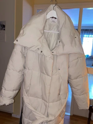 Jacka lång  - Aldrig använd, mysig lång jacka. Färg vit/crémefärgad