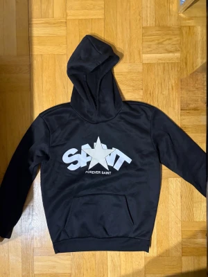 hoodie - En svart hoodie, haft på mig ganska få gånger, ändå ganska ny