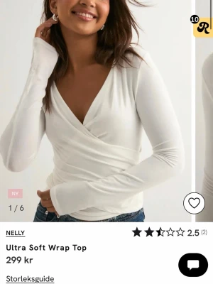 Vit omlottopp med v-ringning Nelly - Snygg vit omlottopp från Nelly med v-ringad hals och långa ärmar. Toppen har en figurnära passform och är tillverkad i mjukt material som känns skönt mot huden. Perfekt att styla med jeans eller kjol för en trendig look.