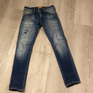 Jack & Jones jeans - Jack and Jones jeans | Storlek 30:32 | Ny pris: 699 | Skick: 7/10, använda men inga deffekter | Hör av er vid frågor eller funderingar |