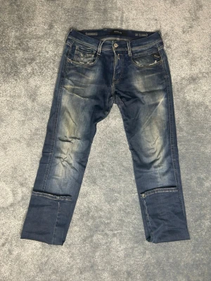 Replay Hyperflex Anbass jeans blå 29/32 - Tjena! Säljer dessa snygga jeans pga vuxit ur dem! Stl. : 29/32 | Bra skick| Färg: Mörkblå|Nypris: 1500-1800 kr. | Deffekter: Litet hål vid bakfickan, kolla sista bilden, inget som man direkt märker dock. Priset är ej hugget i sten!