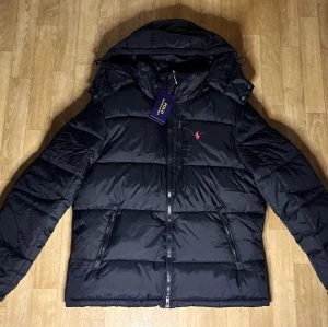 Polo Ralph Lauren svart jacka - Polo Ralph Lauren svart jacka i ny skick, pm vid frågor eller för detaljbilder.