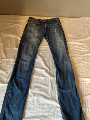 Replay anbass jeans - Säljer ett par riktigt snygga replay jeans i storlek 30/34. Dom passar mig som är 188 och är riktigt sköna. Använt ett par gånger. Skickar inom 1 dag. Kolla in min profil för fler replay jeans.